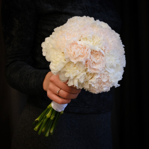 Букеты невесты из нежных гвоздик "Флер д Элеганс"