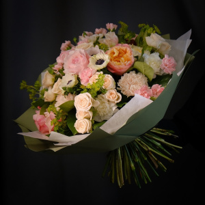 Дорогие сортовые пионовидные розы и анемоны в романтичном букете