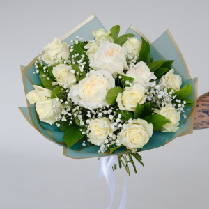 Ароматные белые розы в пышном букете с гипсофилой