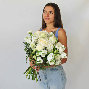 Эустома и пионовидные розы в ароматном букете "Белоснежный"