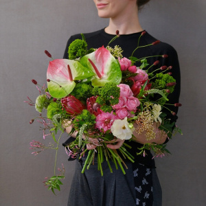 Авторский букет: антуриумы, протея и гвоздики в букете "Тропикана"