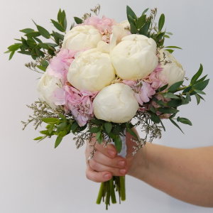 Букет невесты с розовой гортензией и белыми пионами 