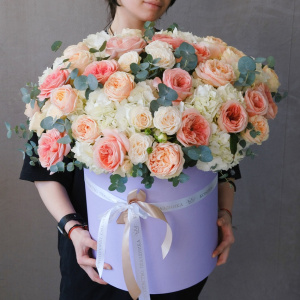 Гортензия и пионовидные розы Джульетта в большой коробке "Акварельные облака"