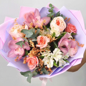 Пионовидные розы и орхидея в букете «Мармеладка»