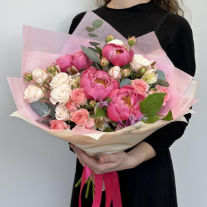 Коралловые пионы и пионовидные розы в букете «Принцесса сердца»