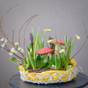 Садик с первоцветами и сувенирами: нарциссы, тюльпаны и гиацинты "Осторожно: весна!"