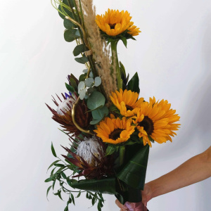 Вертикальный букет с подсолнухами и ирисами. Мужской бизнес букет