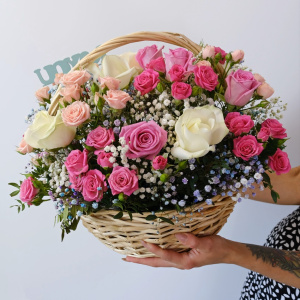 Кустовые розы и гипсофила в корзине "Моё сердце лишь твоё"