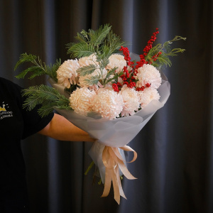 Нежные пудровые розовые хризантемы 11 штучек с мимозой и илексом