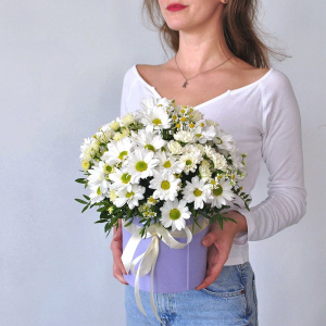 Полевой букет с ромашками в коробке