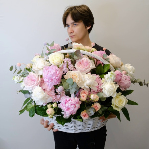Пионы и ароматные пионовидные розы в корзине "Летний вайб"
