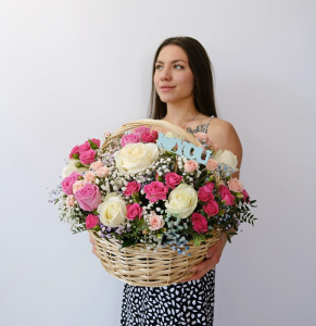 Кустовые розы и гипсофила в корзине "Моё сердце лишь твоё"