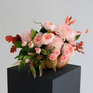 Тыква с пионовидными розами и хризантемами