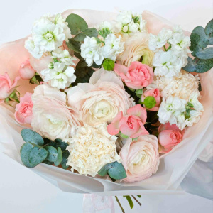 Ранункулюсы и ароматная маттиола в нежном букете