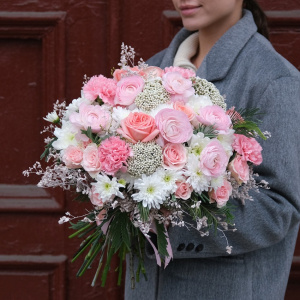 Ранункулюсы в букете "Цветочная поэзия"