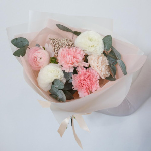 Ранункулюсы (Лютики) и диантусы в нежном букете