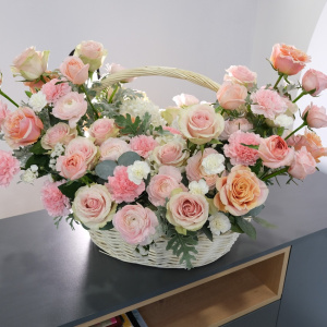 Ранункулюсы и пионовидные розы в нежной корзине "Ты краше всех цветов"