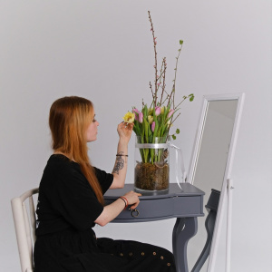 Тюльпаны и ветки сакуры в стеклянной вазе