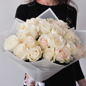 Белые розы Эквадор 25 штук, 60 см