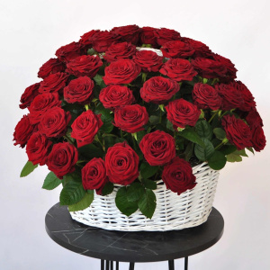 101 роза Россия (красные и ароматные) в корзине