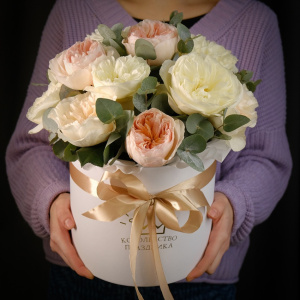 Дорогие пионовидные розы в коробке "Цветочная акварель"