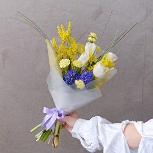 Сборный букет из тюльпанов и гиацинтов с мимозой. Корпоративные подарки на 8 марта. Цена от 10 шт.