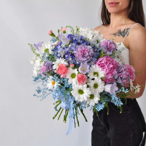 Букет с пионами, гортензией и ромашками "Русская роскошь"