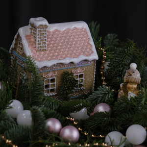 Новогодняя композиция из нобилиса "Пряничный домик" в розовых оттенках
