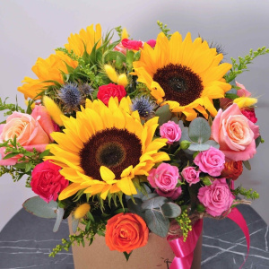 Подсолнухи в ярком букете в коробке