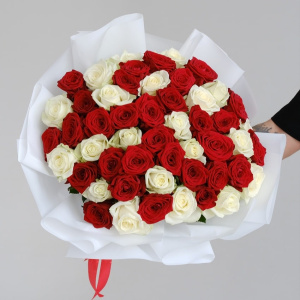 Красные и белые розы 60 см, 51 шт. Ваза в подарок!
