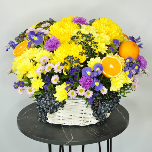 Хризантемы и ирисы в солнечной корзине "Сочный апельсин"