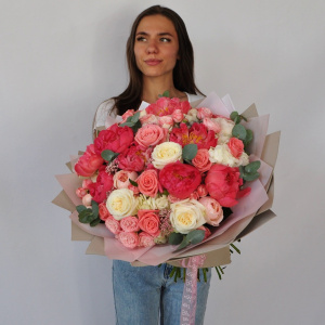 Коралловые пионы и гортензия в большом букете "Принцесса сердца"