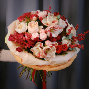 Амариллисы и пионовидные розы в большом букете "Испанский закат"