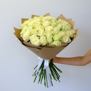 Белые розы Россия 60 см, 51 шт. Ваза в подарок!