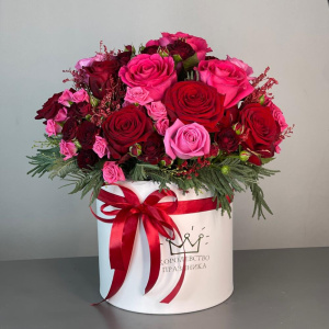 Ароматные розы в коробке "Рубиновая симфония"
