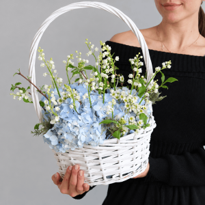 Ландыши и голубая гортензия в корзинке