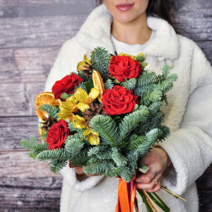 Нобилис и розы в жарком букете «Новогодняя открытка»