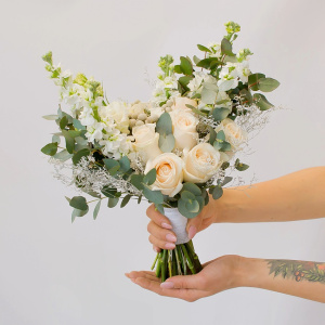 Букет невесты с розами и эвкалиптом "Белоснежный"