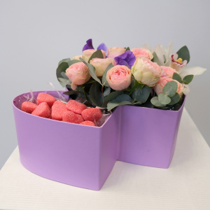 Коробка сердце: мармелад, орхидеи  и кустовые розы