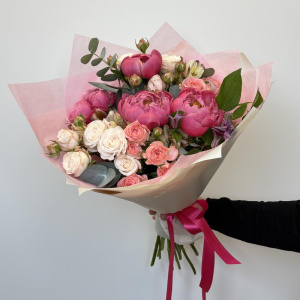 Коралловые пионы и пионовидные розы в букете «Принцесса сердца»