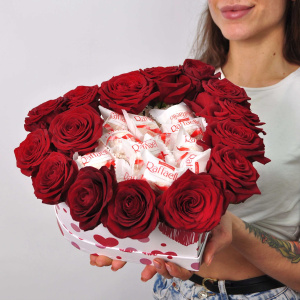 Красные розы и конфеты Рафаэло в коробке - сердце