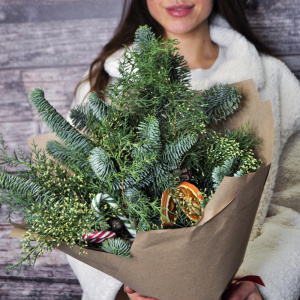 Нобилис и кипарис в зимнем букете «Хвойный презент»