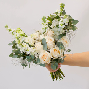 Букет невесты с розами и эвкалиптом "Белоснежный"