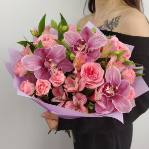 Орхидеи и пионовидные розы в букете "Райские бабочки"