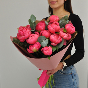 Коралловые пионы, 11 штучек с эвкалиптом