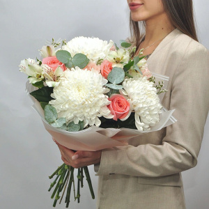 Пионовидные розы и хризантемы в нежном букете