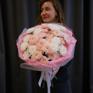 Нежные кустовые хризантемы в букете «Сахарная вата»