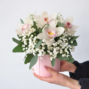 Букет с орхидеей в коробке