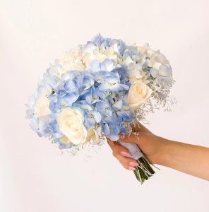 Букет невесты с голубой гортензией и розами "Сказочная Свадьба"