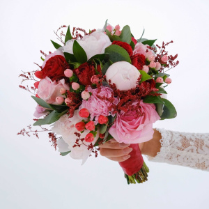 Белые пионы в свадебном букете "Нежное пламя"